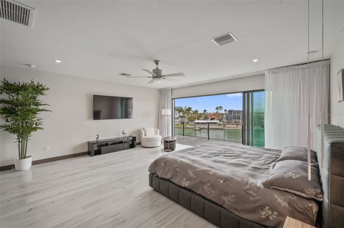 Image No.33-6 Bed Property for sale