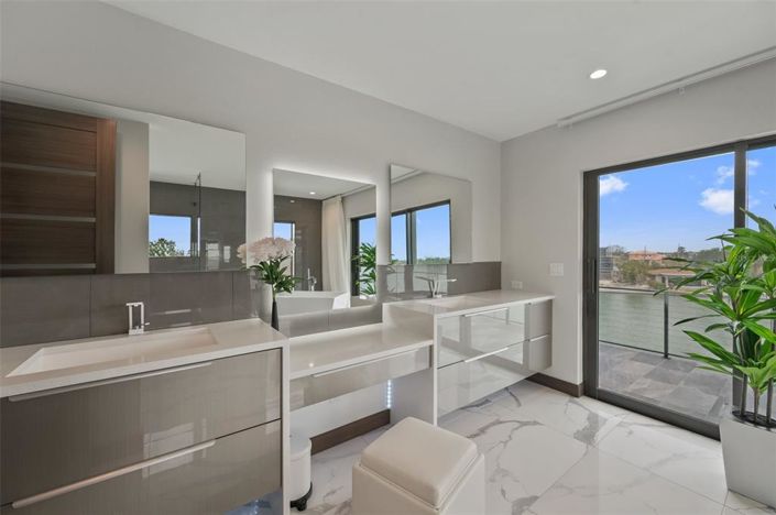 Image No.39-6 Bed Property for sale