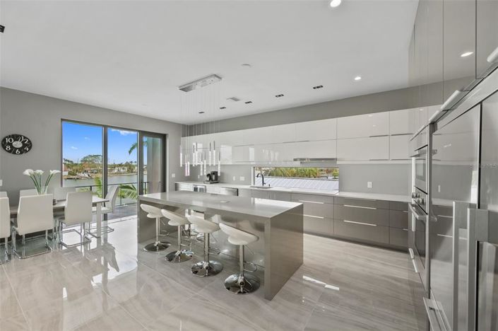 Image No.4-6 Bed Property for sale