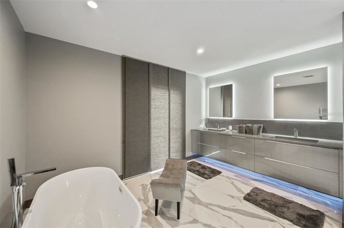 Image No.42-6 Bed Property for sale