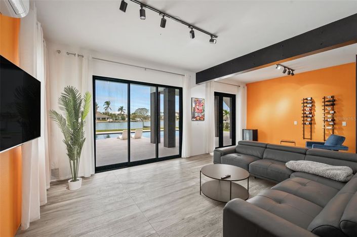 Image No.44-6 Bed Property for sale