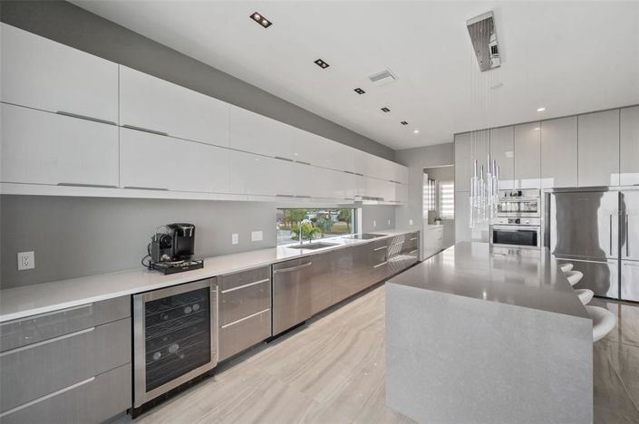 Image No.5-6 Bed Property for sale