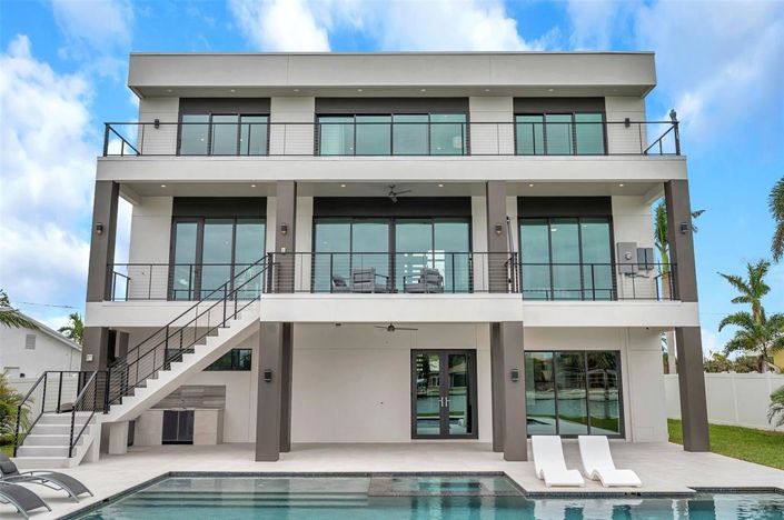 Image No.65-6 Bed Property for sale