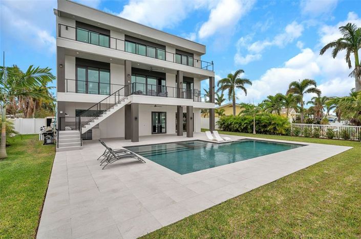 Image No.66-6 Bed Property for sale