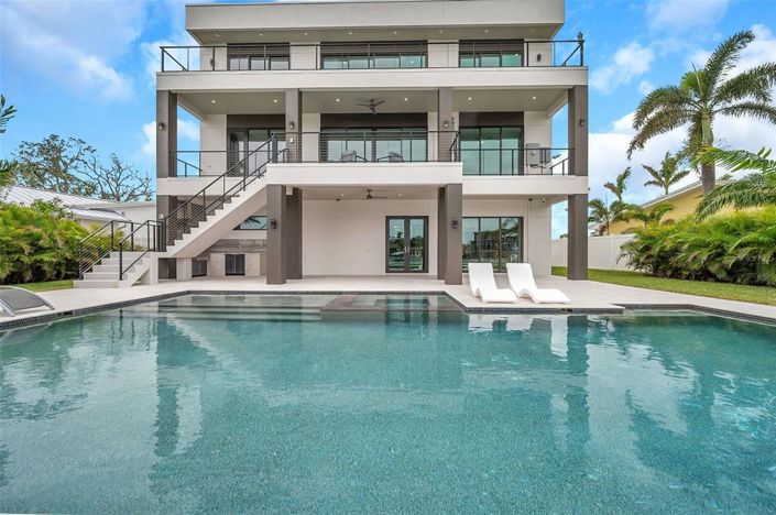 Image No.67-6 Bed Property for sale