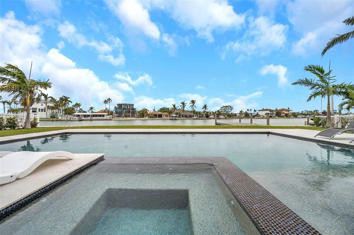 Image No.68-6 Bed Property for sale