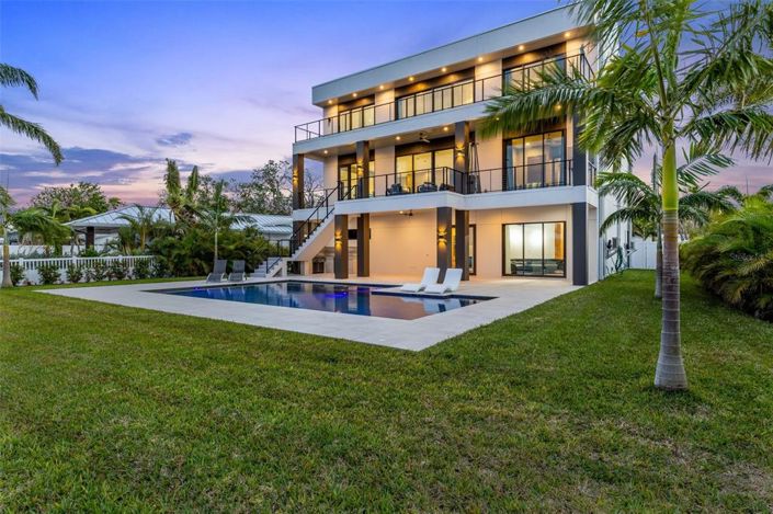 Image No.69-6 Bed Property for sale