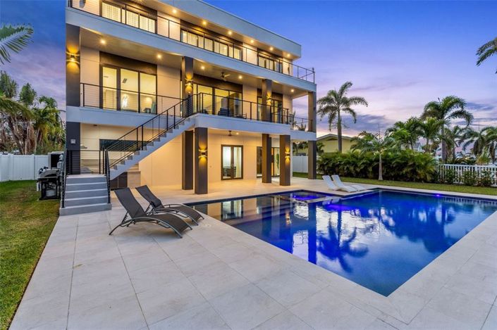 Image No.73-6 Bed Property for sale