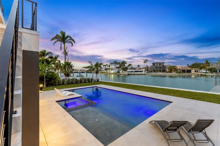 Image No.74-6 Bed Property for sale