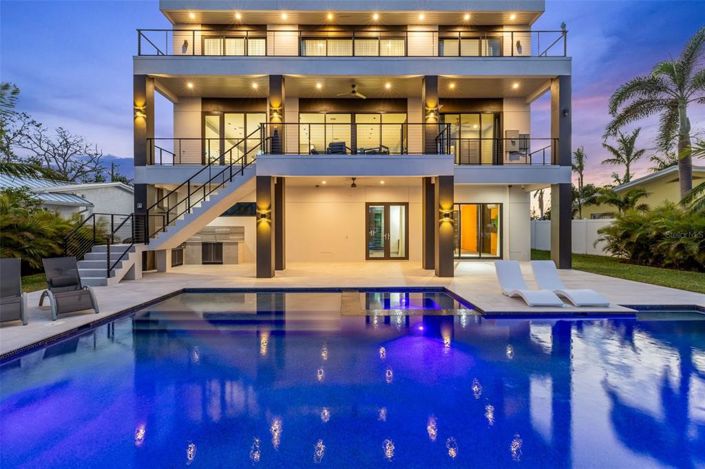 Image No.75-6 Bed Property for sale