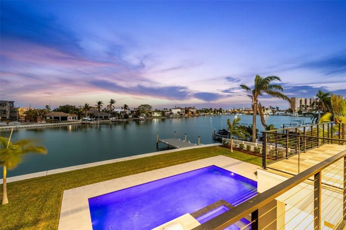 Image No.77-6 Bed Property for sale