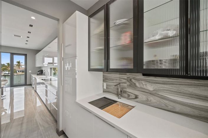 Image No.8-6 Bed Property for sale