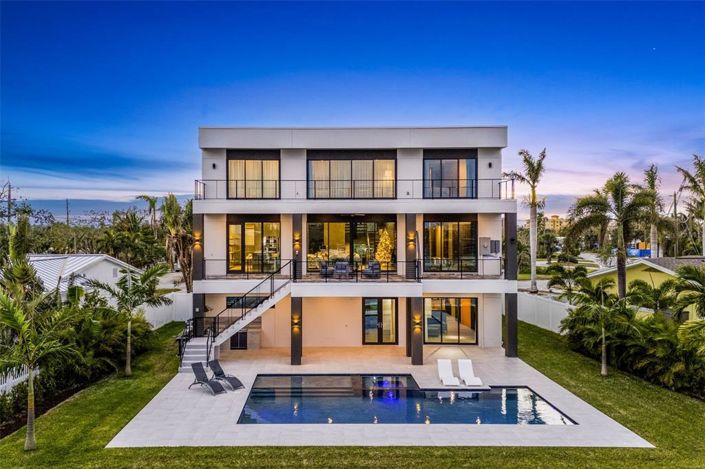 Image No.80-6 Bed Property for sale