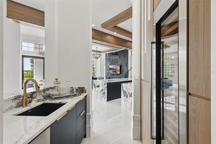 Image No.10-5 Bed Property for sale