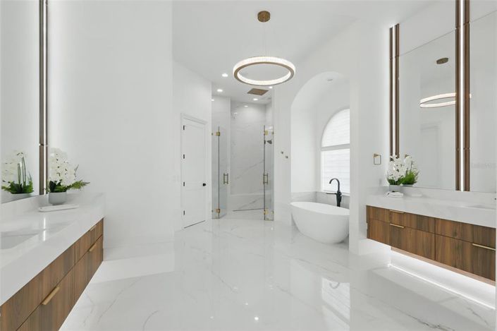 Image No.26-5 Bed Property for sale