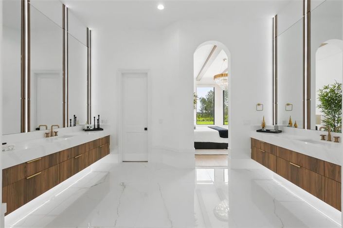 Image No.28-5 Bed Property for sale