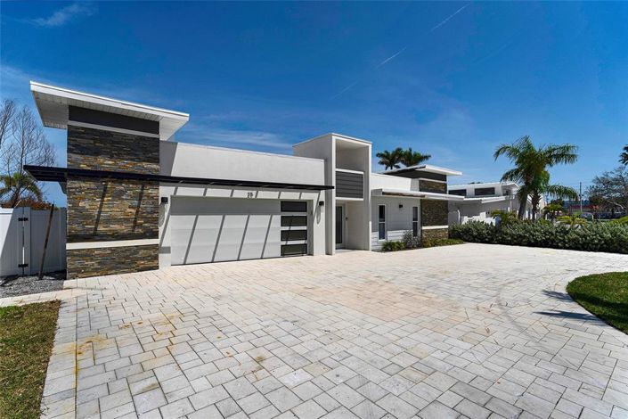 Image No.50-4 Bed Property for sale