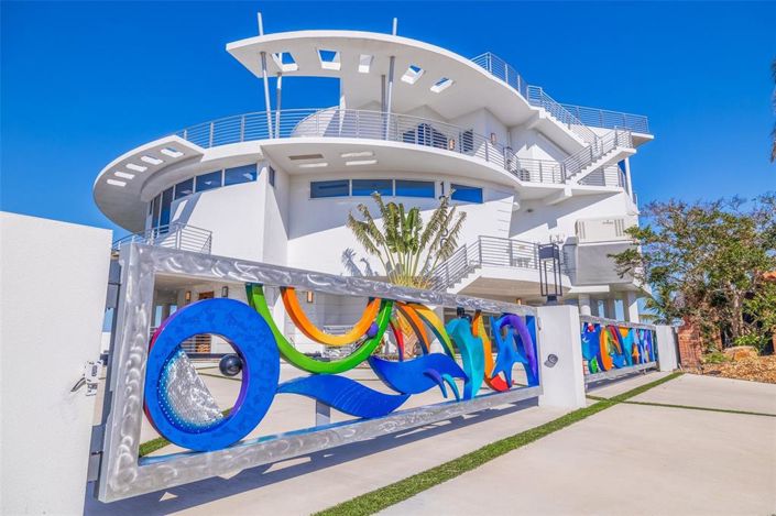 Image No.10-5 Bed Property for sale