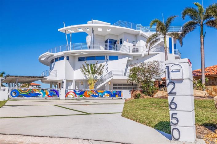 Image No.74-5 Bed Property for sale