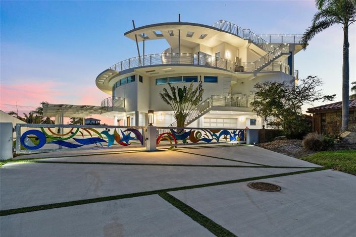 Image No.8-5 Bed Property for sale