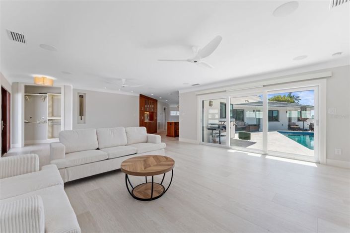 Image No.25-4 Bed Property for sale