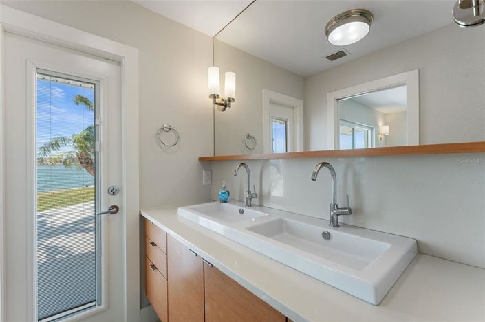 Image No.60-4 Bed Property for sale