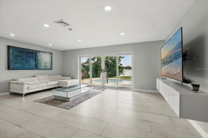 Image No.5-5 Bed Property for sale