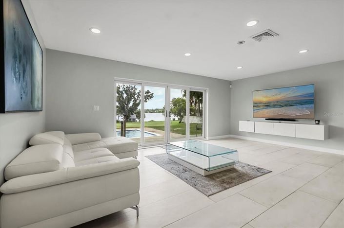 Image No.6-5 Bed Property for sale