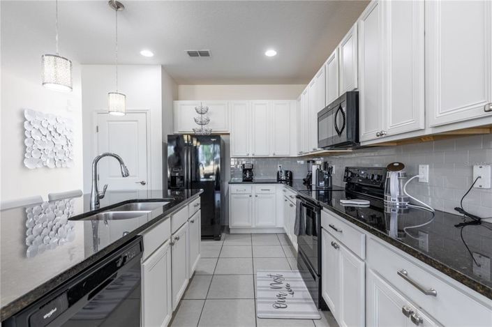 Image No.10-6 Bed Property for sale