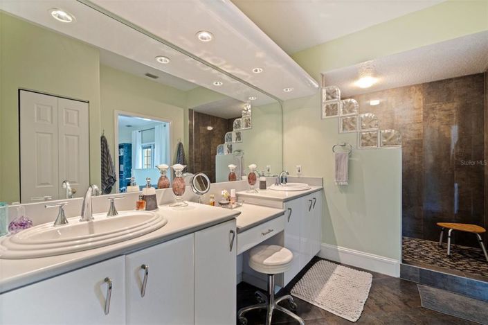 Image No.30-4 Bed Property for sale