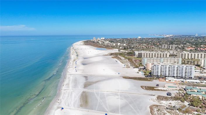 Image No.100-10 Bed Property for sale