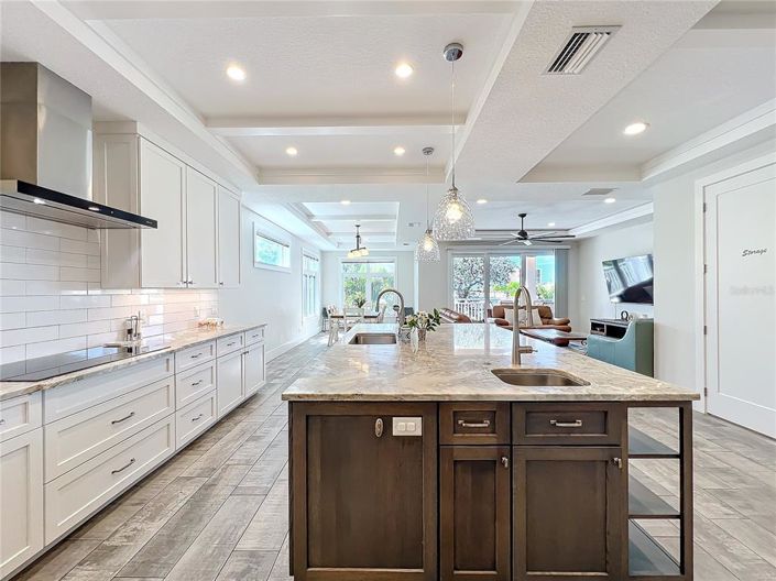 Image No.3-10 Bed Property for sale