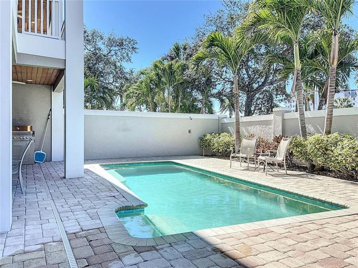 Image No.86-10 Bed Property for sale