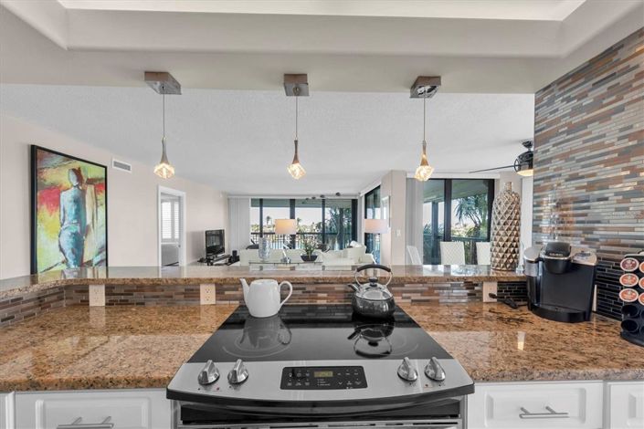 Image No.10-2 Bed Property for sale