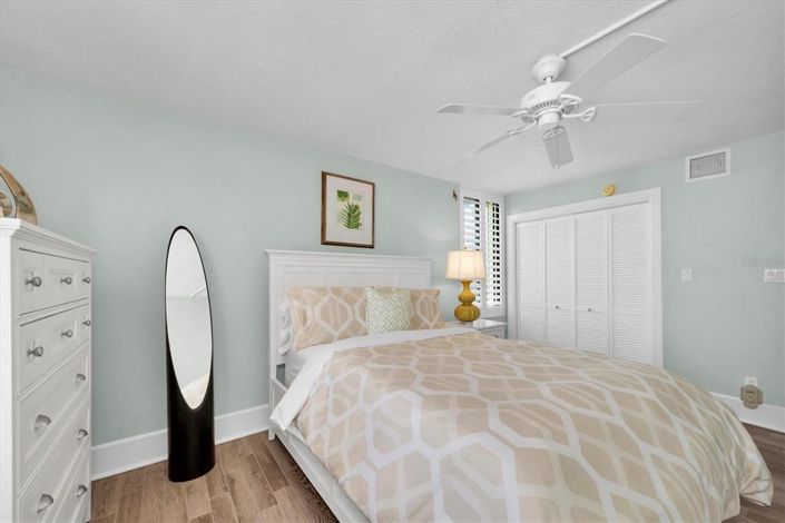 Image No.20-2 Bed Property for sale