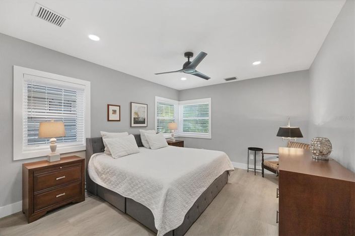 Image No.12-2 Bed Property for sale