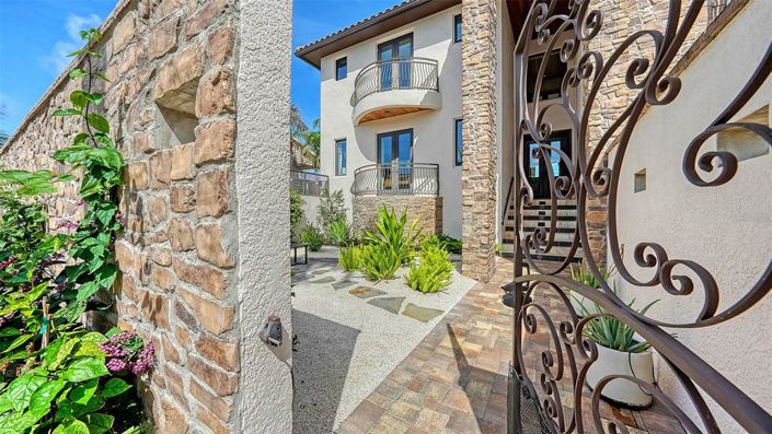 Image No.4-4 Bed Property for sale