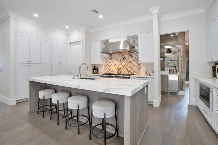 Image No.10-5 Bed Property for sale