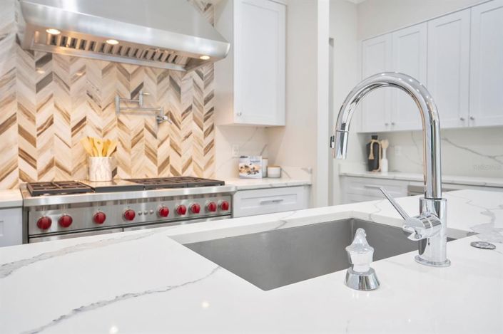 Image No.9-5 Bed Property for sale