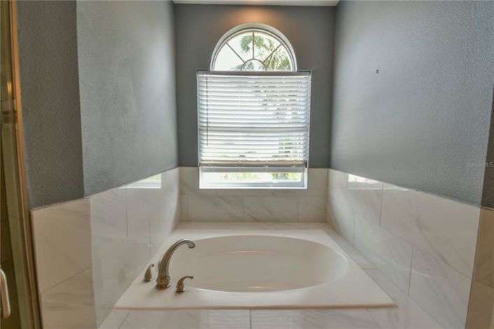 Image No.28-5 Bed Property for sale