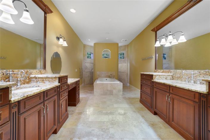 Image No.15-5 Bed Property for sale