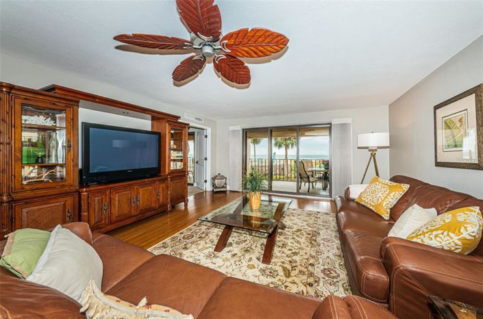 Image No.10-2 Bed Property for sale