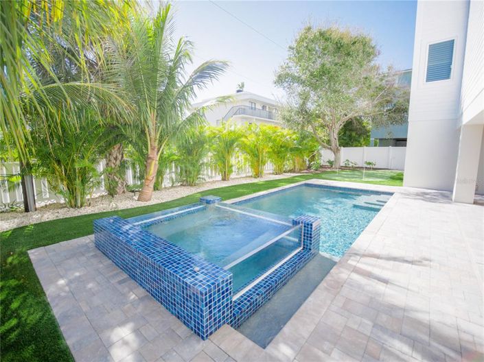 Image No.3-8 Bed Property for sale