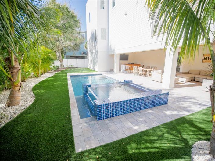 Image No.4-8 Bed Property for sale