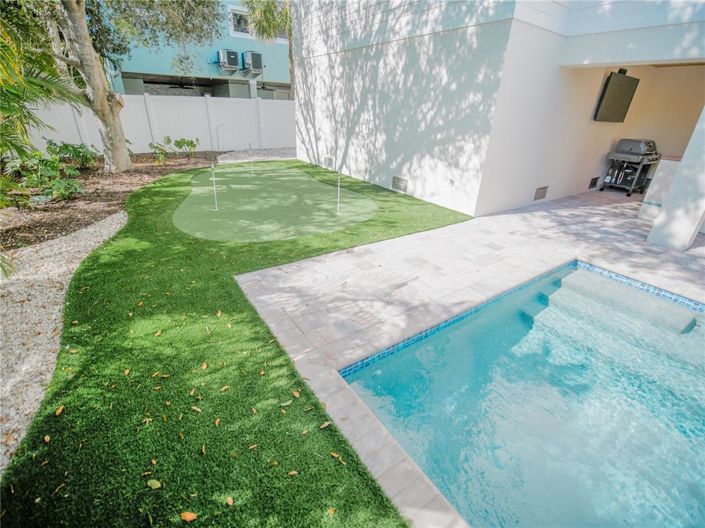 Image No.6-8 Bed Property for sale