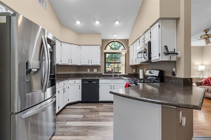 Image No.26-4 Bed Property for sale