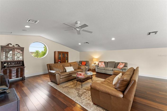 Image No.56-4 Bed Property for sale