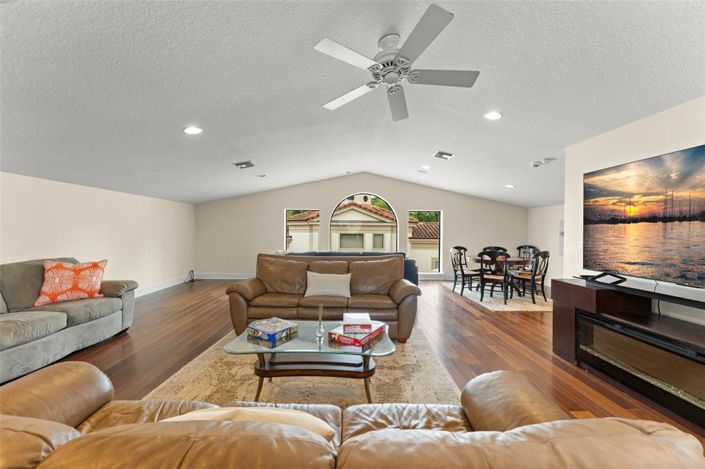 Image No.60-4 Bed Property for sale