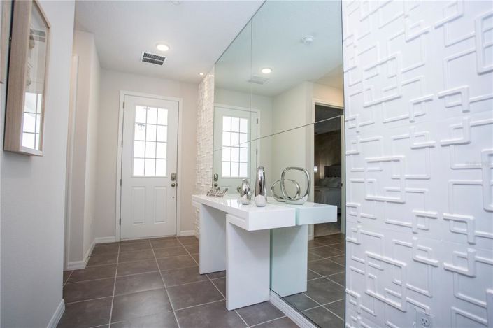 Image No.3-9 Bed Property for sale