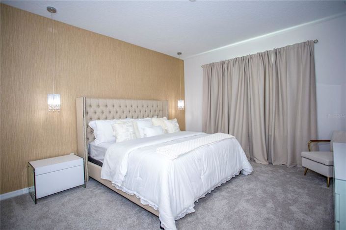 Image No.5-9 Bed Property for sale